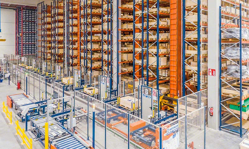 Tự động hóa ngành logistics thường được diễn ra bên trong các nhà máy hoặc trung tâm phân phối