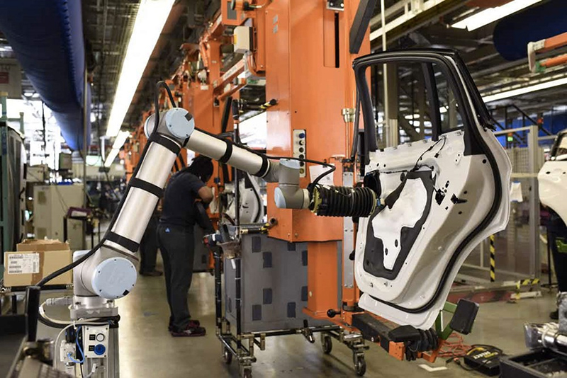 Robot công nghiệp thông minh giúp cải thiện, nâng cao hiệu suất và đảm bảo an toàn lao động tại các doanh nghiệp sản xuất